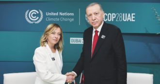 Copertina di Cop28.  Clima, 100 mln per i danni da Meloni. Ma fa affari “fossili”