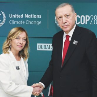 Copertina di Cop28.  Clima, 100 mln per i danni da Meloni. Ma fa affari “fossili”