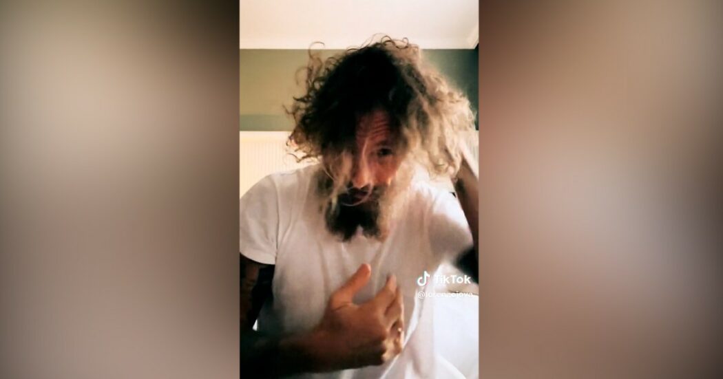 Jovanotti si taglia i capelli: il cambio look postato sui social è radicale – Video