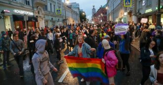 Copertina di Russia, continua la repressione nei confronti della comunità Lgbtqi. La polizia di Mosca fa irruzione in 4 locali gay: “Ci sono degli arresti”