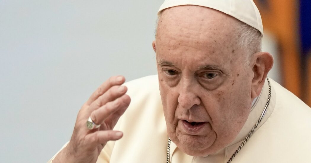 Il Papa alla Cop28: “Il clima impazzito è il risultato di fame di profitto e deliri d’onnipotenza. Basta con le armi, investite i soldi nell’ambiente”
