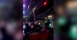 Copertina di Terremoto nelle Filippine, il momento della scossa ripreso in un bar: il locale comincia a tremare e si scatena il panico