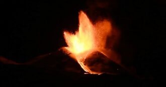 Copertina di L’Etna dà spettacolo con un’intensa fontana di lava dal cratere sud-est: l’attività visibile anche da Taormina e Catania