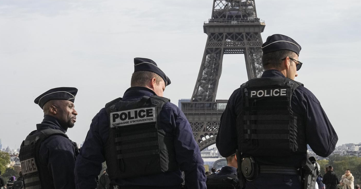 Attentato a Parigi, ucciso un turista tedesco. L’assalitore aveva giurato fedeltà a Isis. La madre lo aveva segnalato a ottobre