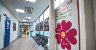 Copertina di Covid, il vaccino è introvabile: l’ipotesi degli open day e dosi extra di Moderna