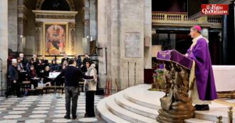 Copertina di Torino, blitz di Extinction Rebellion in Duomo: attiviste interrompono la messa e leggono le encicliche del Papa sulla crisi climatica