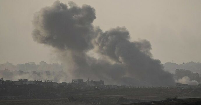 Gaza, la diretta – Bombardamenti a tappeto nel sud, Unicef: “Cade una bomba ogni 10 minuti”. Morto un ostaggio di 21 anni