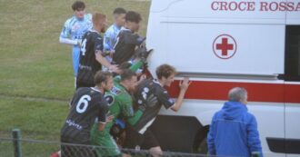 Copertina di Fermano la partita di calcio per spingere l’ambulanza impantanata: il gesto di fair play in Serie D