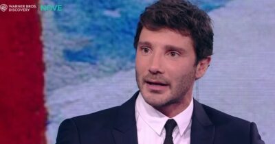 Copertina di “Lasciami o ti sparo”: Stefano De Martino rapinato con il “trucco dello specchietto”, malviventi gli rubano l’orologio da 40 mila euro