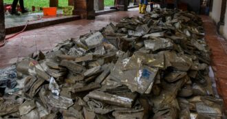 Copertina di Forlì, a maggio l’alluvione ha distrutto migliaia di libri conservati in locali sotterranei. Quelli salvati? Li rimetteranno nei seminterrati