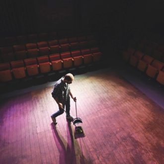 Copertina di “L’arte povera” – Dai custodi dei musei alle maschere, i lavoratori della cultura beffati dalla nuova indennità di discontinuità