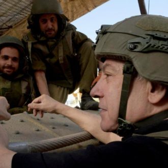 Copertina di Bibi non parla inglese: a Gaza “zona cuscinetto” senza l’Anp