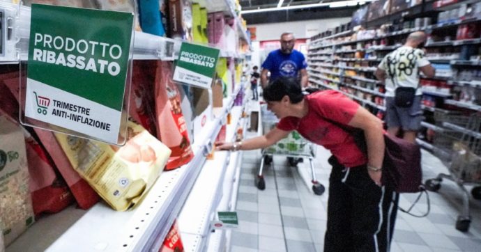 Copertina di Flop del Carrello tricolore: Urso vuole spacciarlo per un successo