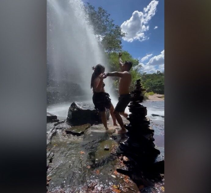 La proposta di matrimonio finisce malissimo: la futura sposa scivola pochi secondo dopo aver detto sì – Video