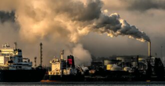 Copertina di Il riscaldamento causato da Big Oil rischia di causare 360mila morti entro fine secolo: il rapporto choc di Greenpeace