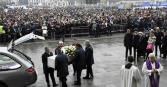 Copertina di Addio a Giulia Cecchettin, in migliaia al funerale a Padova. Il papà: “Mi rivolgo agli uomini, dobbiamo essere per primi agenti di cambiamento”