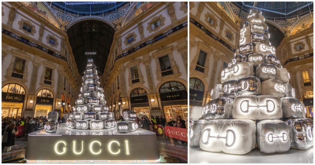 L’albero di Natale di Gucci in Galleria Vittorio Emanuele a Milano fa discutere: “Una discarica di valigie”, “una catasta di cuscini” – VIDEO