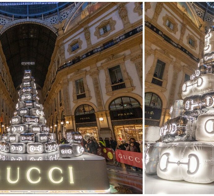 L’albero di Natale di Gucci in Galleria Vittorio Emanuele a Milano fa discutere: “Una discarica di valigie”, “una catasta di cuscini” – VIDEO