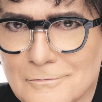 Copertina di Renato Zero. “La tv specula sui femminicidi: bisogna tornare nelle piazze”