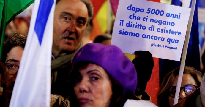 Sit-in pro Tel Aviv, poca gente e tanti politici