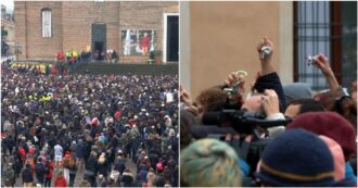 Copertina di Piazza gremita a Padova per i funerali di Giulia Cecchettin: migliaia di persone fanno rumore agitando mazzi di chiavi – Video