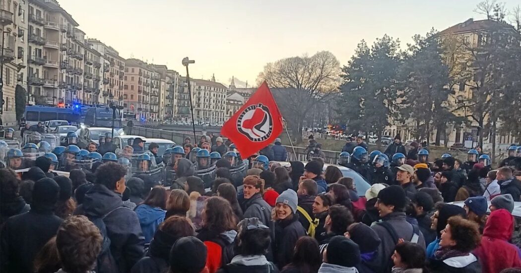 A Torino manganellate della polizia anche contro la prof universitaria. “Cariche a freddo a presidio concluso, ora il rettore chieda spiegazioni”