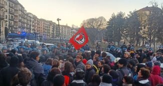 Copertina di A Torino manganellate della polizia anche contro la prof universitaria. “Cariche a freddo a presidio concluso, ora il rettore chieda spiegazioni”