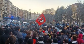 Copertina di A Torino manganellate della polizia anche contro la prof universitaria. “Cariche a freddo a presidio concluso, ora il rettore chieda spiegazioni”
