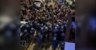 Copertina di Torino, il video degli scontri al campus Einaudi: la polizia carica gli studenti che volevano impedire il volantinaggio di militanti di estrema destra