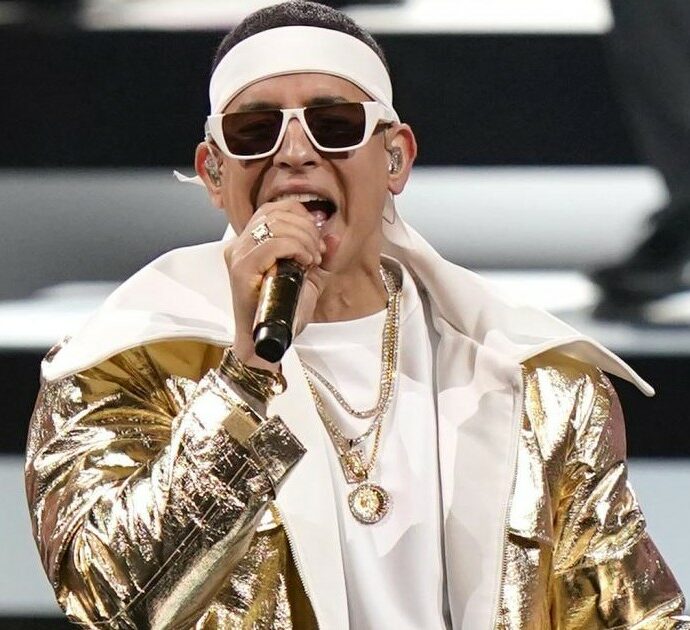 “Mi ritiro dalla musica per seguire Gesù, non mi vergogno di dirlo al mondo intero”: l’annuncio del cantante Daddy Yankee