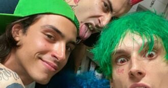 Copertina di “Ma tu sei peggio della coca, sei una tr***”, a Sanremo scoppia il ‘caso’ La Sad: il trio emo-trap e le parole delle loro canzoni (ma non solo)