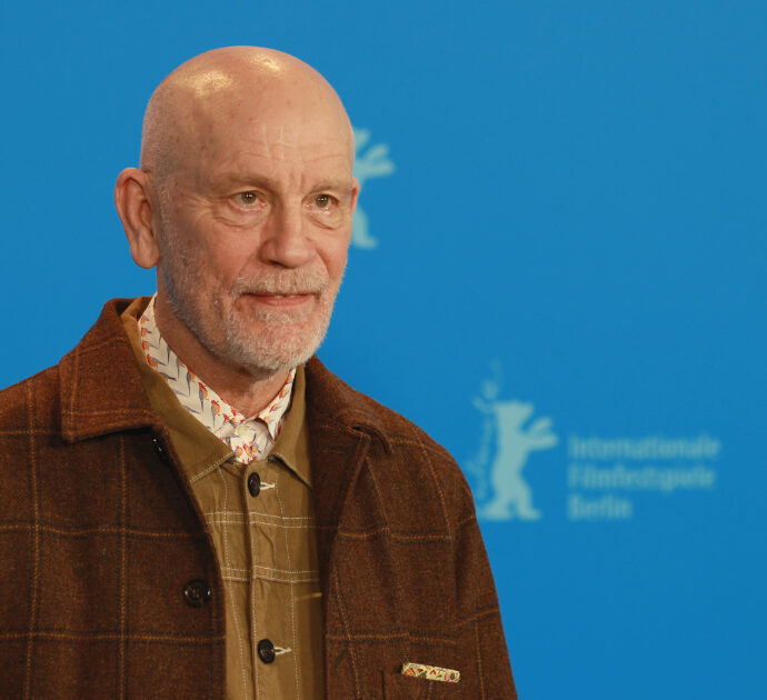 John Malkovich compie 70 anni: luci e ombre dell’attore più europeo di Hollywood