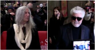 Copertina di Da Pedro Almodovar a Patti Smith: la sfilata di vip all’ingresso della Prima della Scala – Video