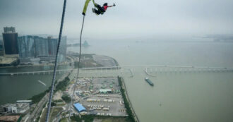 Copertina di Decide di fare bungee jumping da oltre 200 metri spendendo 300 euro, ha un malore e muore: cosa è accaduto