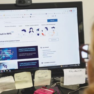 Copertina di Il post-Reddito di cittadinanza è un flop: Calderone smentita da Regioni e Comuni