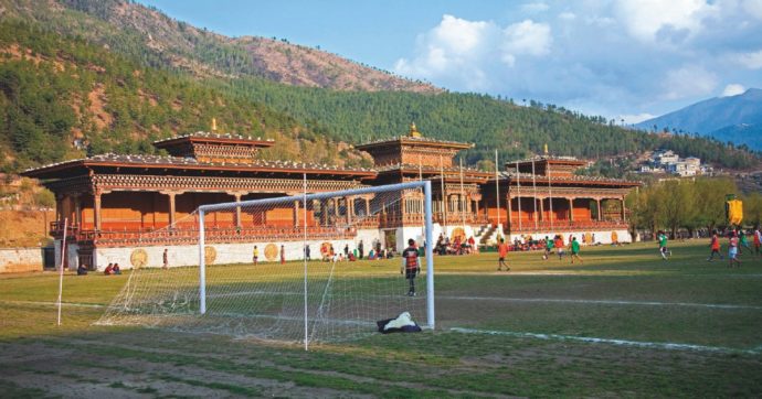 “Giro del mondo in 80 stadi”. Dai campi sull’Everest alle Maldive