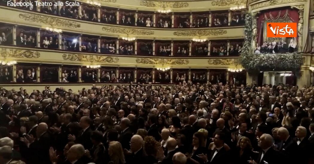 Prima della Scala, l’Inno di Mameli apre la serata. E alla fine c’è chi urla: “Viva l’Italia antifascista” – Video