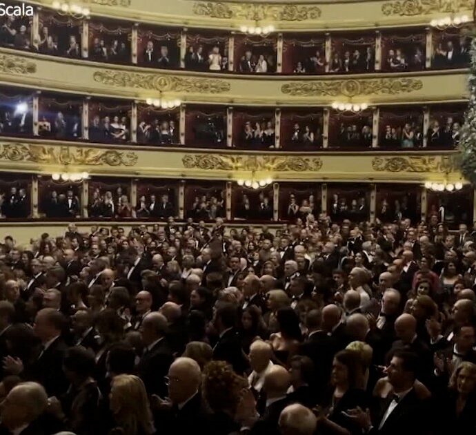 Prima della Scala, l’Inno di Mameli apre la serata. E alla fine c’è chi urla: “Viva l’Italia antifascista” – Video