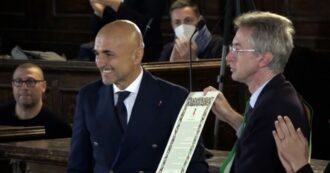 Copertina di Napoli, il ct della nazionale Spalletti riceve la cittadinanza onoraria dal sindaco Manfredi: “Ora sono un official scugnizzo” – Video
