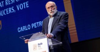 Copertina di Carne coltivata, Carlo Petrini: “Slowfood trascinata a fianco del governo, una roba da vipere”