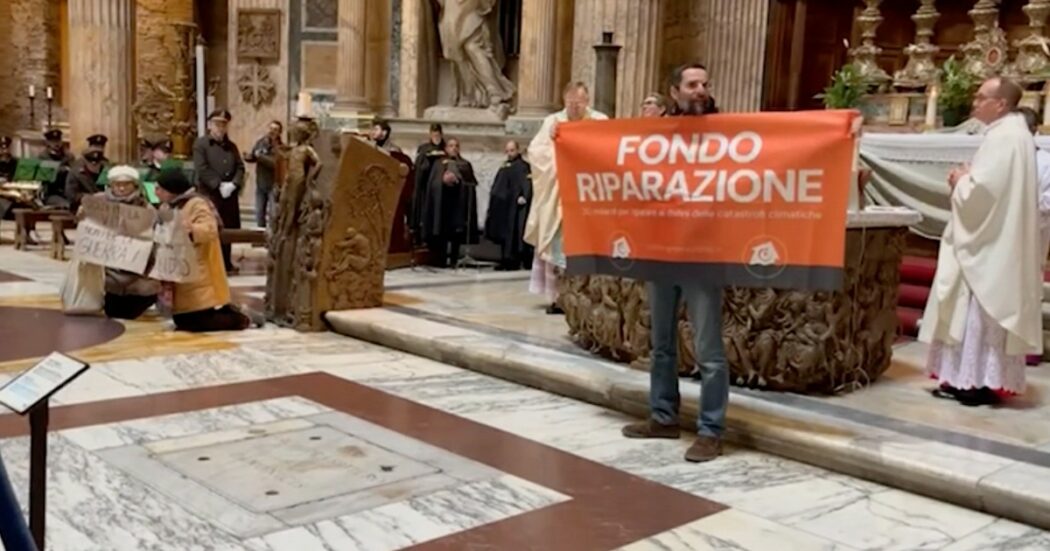 Roma, blitz di Ultima Generazione durante la messa al Pantheon. Il sacerdote ha fatto parlare gli attivisti: “Soldi per la vita, non per la guerra”