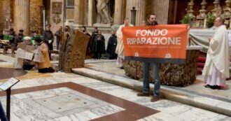 Copertina di Roma, blitz di Ultima Generazione durante la messa al Pantheon. Il sacerdote ha fatto parlare gli attivisti: “Soldi per la vita, non per la guerra”