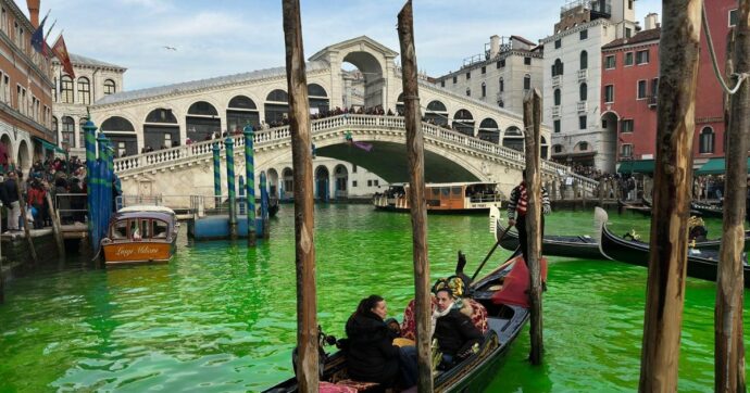 Blitz di Extinction Rebellion: acqua verde nei Navigli, nel Canal Grande, nel Po e nel Tevere