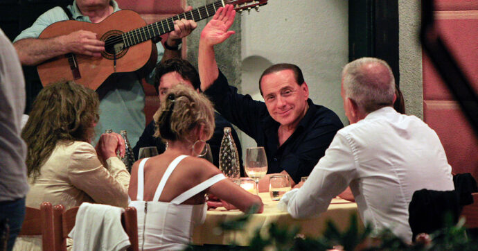 Berlusconi, i figli mettono in vendita le proprietà immobiliari. Ma la villa di Arcore non si tocca