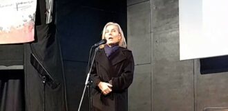 Copertina di Elena Basile: “Sempre più persone insofferenti alla propaganda. La demonizzazione dei nemici non lascia spazio alla diplomazia”