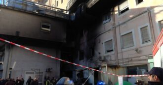 Copertina di Incendio all’ospedale di Tivoli, ecco cosa rimane il giorno dopo: le facciate dell’edificio annerite dal fumo nell’area stoccaggio rifiuti
