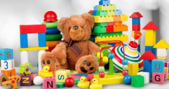 Copertina di Regali di Natale, attenzione ai giocattoli per bambini con interferenti endocrini: “Possono causare problemi nello sviluppo”. Ecco come riconoscerli