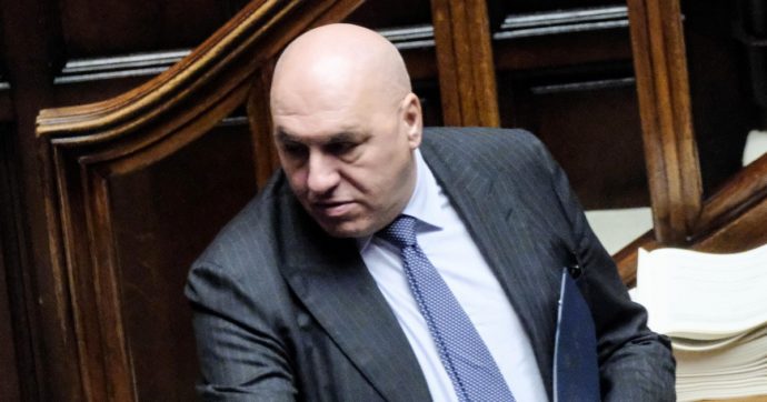 Vannacci, trattativa con la Lega per la candidatura (con tanto di penale). Report: “Crosetto voleva il generale in lista”. Il ministro nega