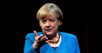 Copertina di Merkel: “Putin nemico dell’Ue, ma ci serviva gas a basso prezzo. Non ho causato la caduta di Berlusconi”
