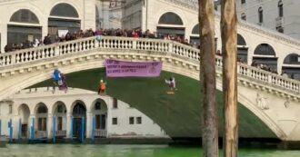 Copertina di Nuovo blitz a Venezia, il Canal Grande si colora di verde. Gli attivisti di “Extinction Rebellion” sul ponte di Rialto: “Noi appesi ad un filo”